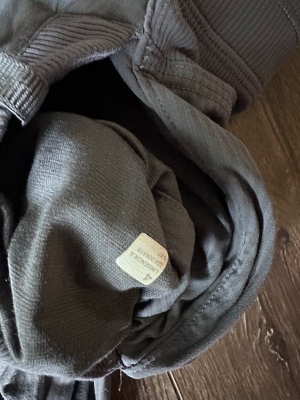 Lululemon size 4 studio pants - Picture 3 of 3